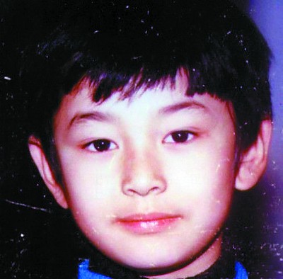 组图:黄晓明童年照片网上曝光