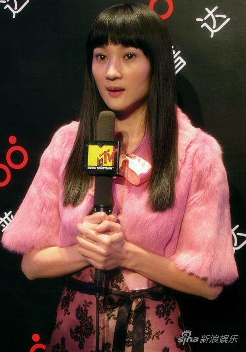 许还幻出席时尚盛典 奢华粉裙显娇俏可爱(组图)