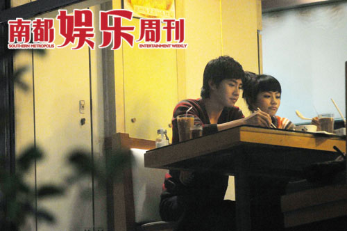 君君有心事！俞灏明和刘惜君坐在窗边吃饭，两人不时有眼神交流，气氛显得非常暧昧。