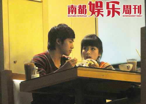 两人一边吃一边不断传电，羡煞旁人