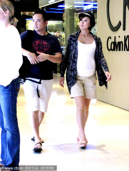 组图 胡静怀胎九月胸围暴涨辣妈装扮随夫购物 手机新浪网