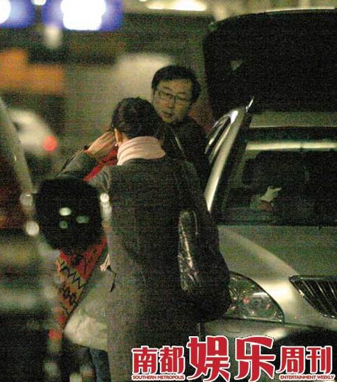 旅行归来机场相拥