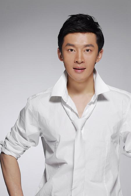 组图:曹磊硬汉写真显柔情 战地英雄最浪漫