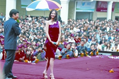 只会微笑着摆POSE，兽兽更适合做车模