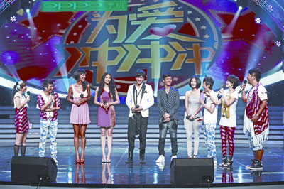  左边何润东，一米八五。  右边黄晓明，一米八？