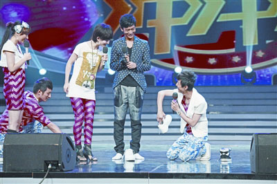 亮鞋底以示没增高