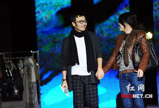 汪涵与女粉丝现场走秀