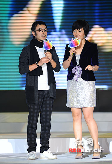 汪涵一袭潮人装扮亮相