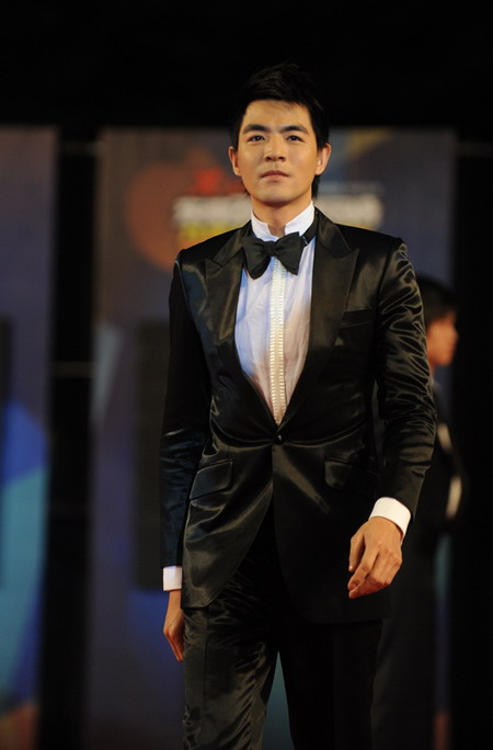 李学庆红毯秒杀女粉丝 当众宣布不再唱歌(组图)