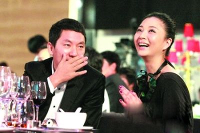 殷桃与“富豪老公”出席慈善活动