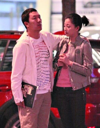 殷桃与“富豪老公”街头秀恩爱