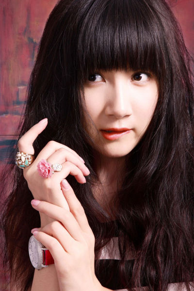 徐立写真主打搞怪风 徐立写真主打搞怪风 新浪娱乐讯 近日,以歌手身份