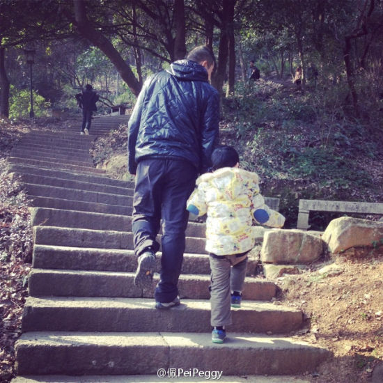 南派三叔妻子微博晒老公和儿子背影照