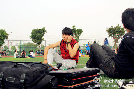 黄昱舟救出寝室财产后在操场避震