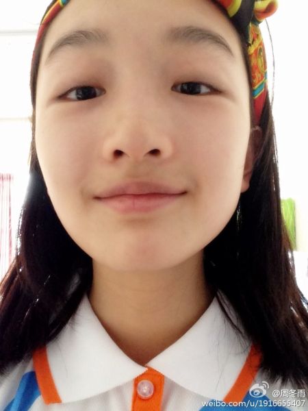 周冬雨素颜照活泼乖巧似小学生