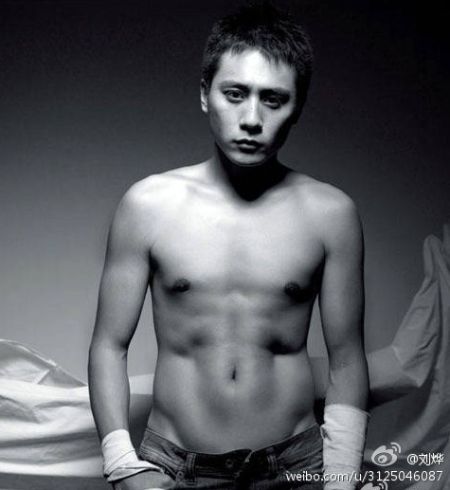 刘烨微博晒九年前写真照秀人鱼线