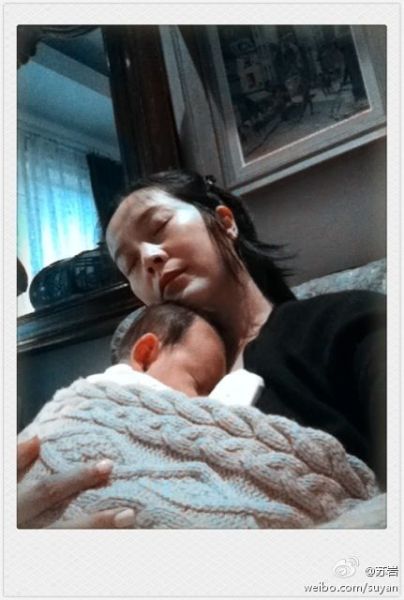 苏岩怀抱酣睡女儿困意难挡满脸倦容