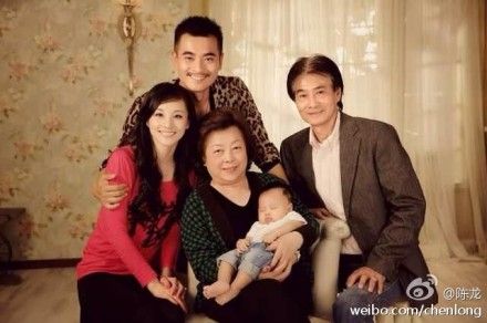 陈龙晒全家福为父贺寿 儿子酒酒酣睡可爱