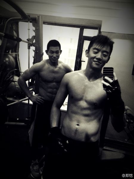 郑恺健身晒成果 正太脸腹肌人鱼线抢镜