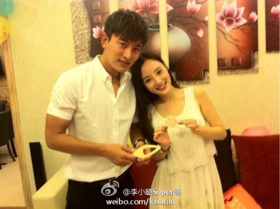 贾乃亮李小璐恩爱合影
