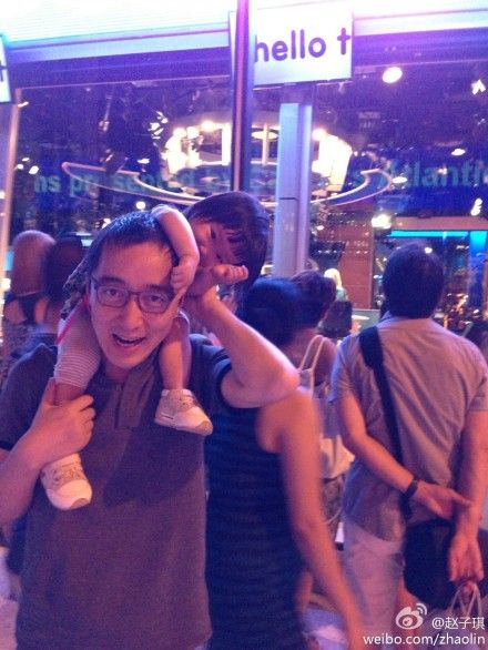 女儿骑在路金波肩头