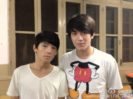 林更新与饰演其初中时期的演员合影，被调侃十分相像