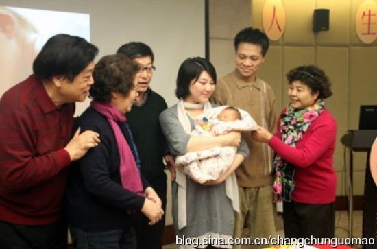 赵忠祥孙子满月时所拍摄全家福