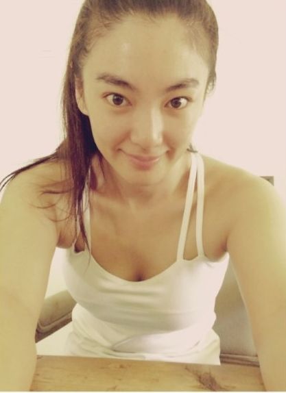 张雨绮素颜出镜