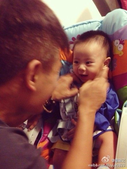 陈龙哄爱子