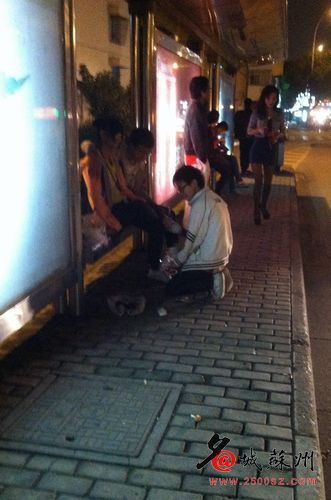 小男生读完“情书”后，马尾女生走开一小会。