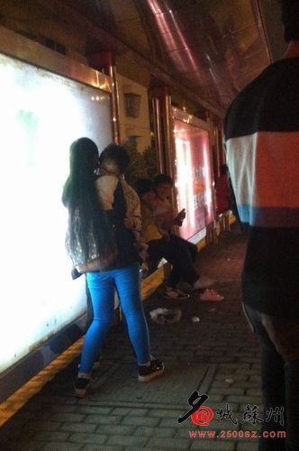 两人相拥，座位上的同学鼓掌祝贺。（网友供图）