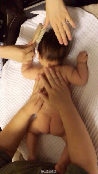 霍思燕宝宝全裸露小屁股激萌