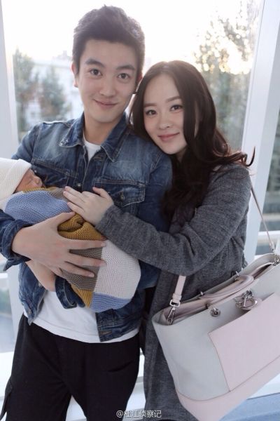 霍思燕与老公杜江抱儿子出镜