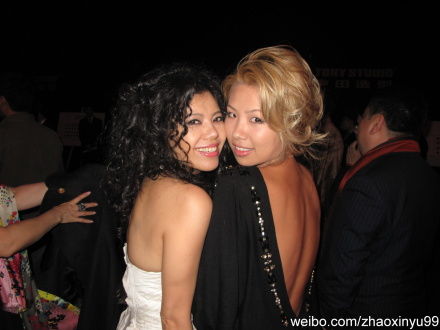 赵欣瑜不理骂声，与叶明子亲密