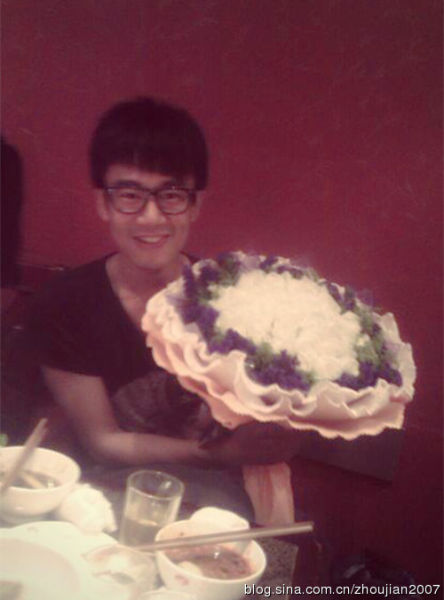 李雪健25岁儿子李亘近照曝光