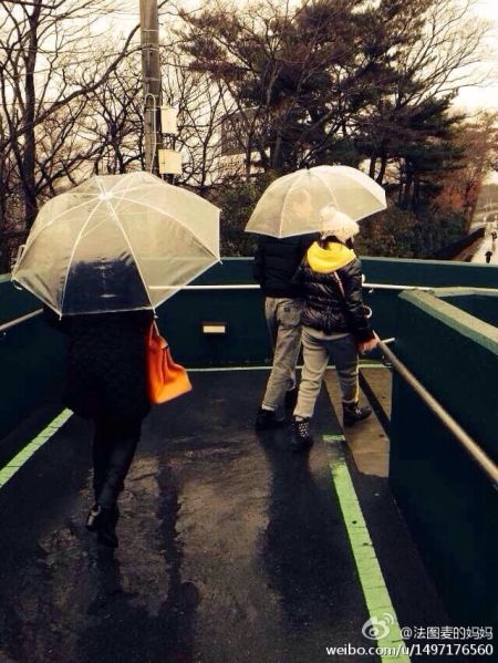 李咏与女儿雨中漫步画面温馨