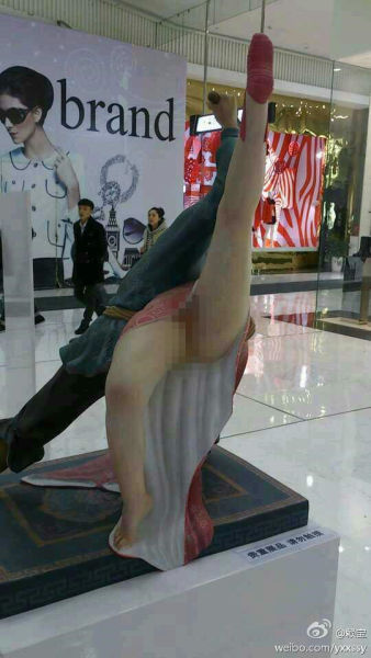 “武松杀嫂”雕塑舔胸露私处