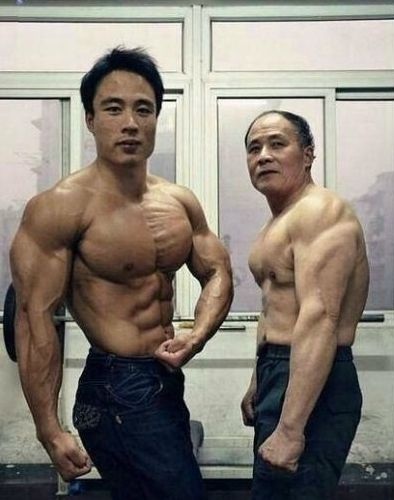父子合照秀肌肉