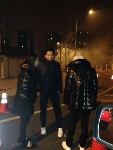 杨幂刘恺威除夕亲密放烟花