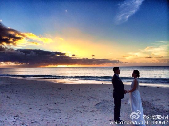 刘威葳与新郎执手相望