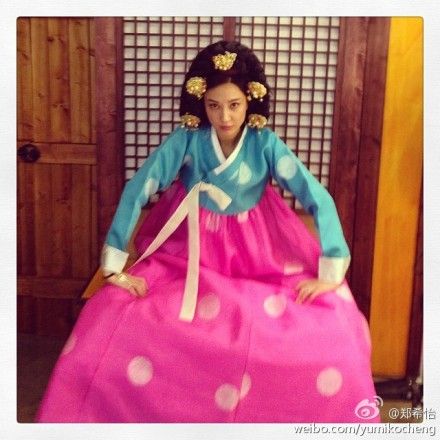 郑希怡变大长今摆造型扮酷