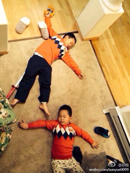 孙悦儿子（上）和小兄弟玩得太累睡在地毯上