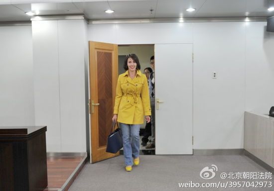 Kim走进法庭 李阳本人未出席