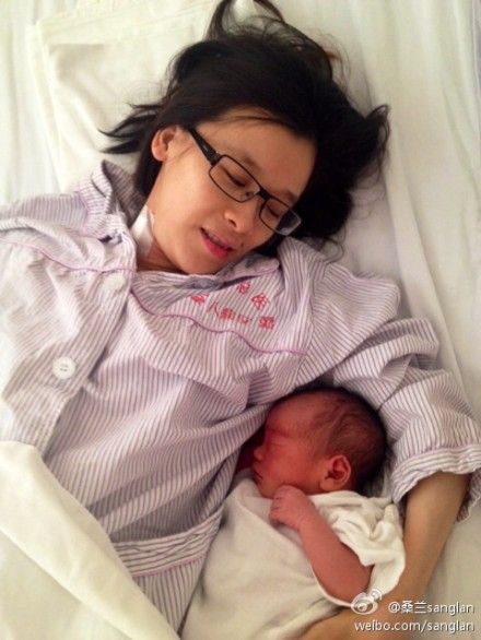 桑兰与宝宝合影