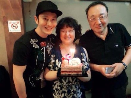 黄晓明为母亲庆生晒全家福