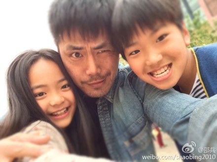 邵兵拥龙凤胎儿女入怀幸福满溢