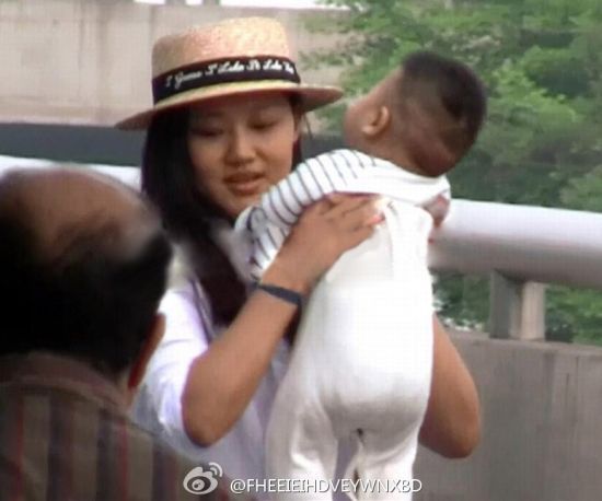 王学兵现任妻子张璇抱着爱子现身
