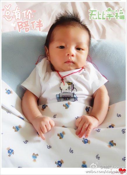 李好儿子未满月 表情严肃