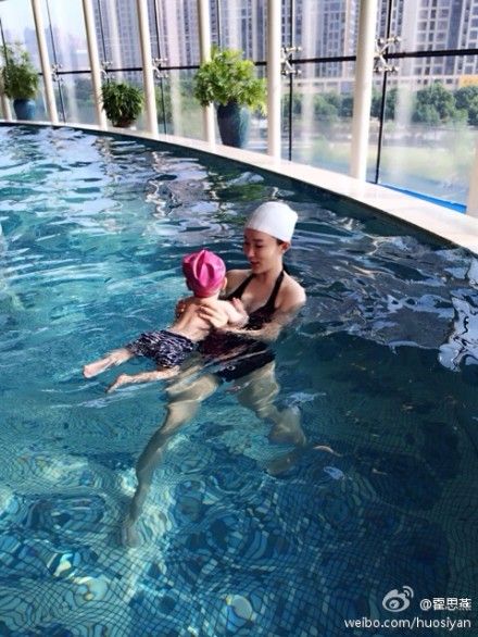 霍思燕和宝贝游泳