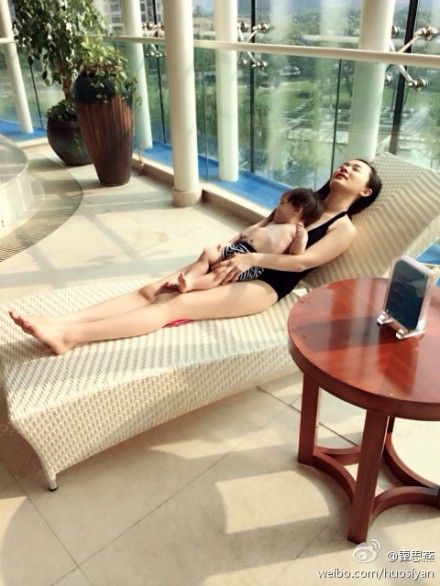 霍思燕和宝贝秀美腿